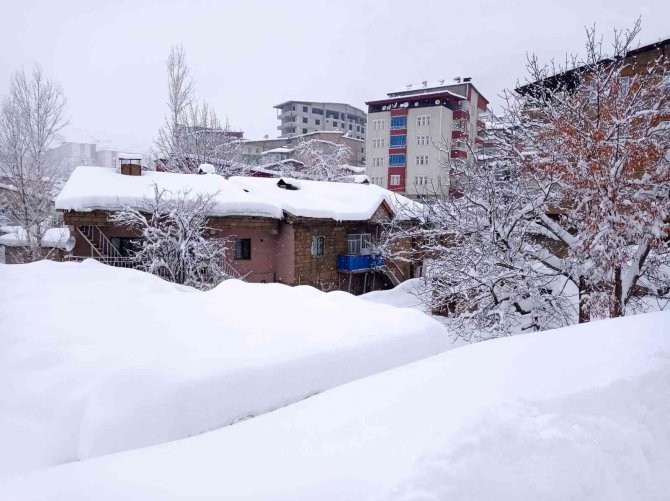 Hakkari’de 346 Yerleşim Yerinin Yolu Ulaşıma Kapandı
