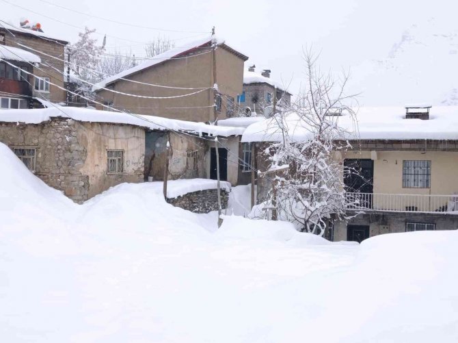 Hakkari’de 346 Yerleşim Yerinin Yolu Ulaşıma Kapandı
