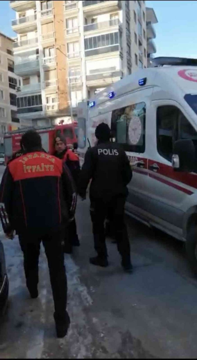 Dumandan Etkilenen Kadın Sedye İle Dışarı Çıkarıldı