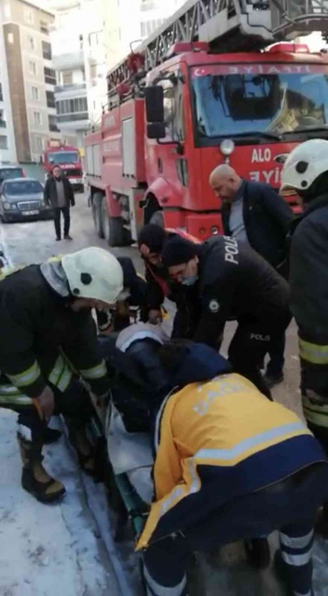 Dumandan Etkilenen Kadın Sedye İle Dışarı Çıkarıldı