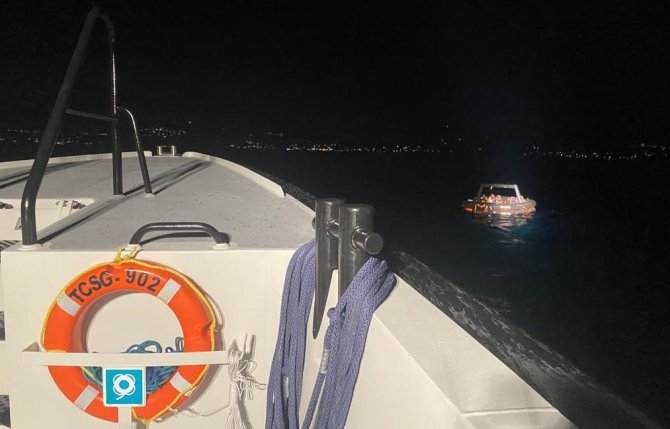Yunan Unsurları Tarafından Geri İtilen 15 Düzensiz Göçmen Kurtarıldı