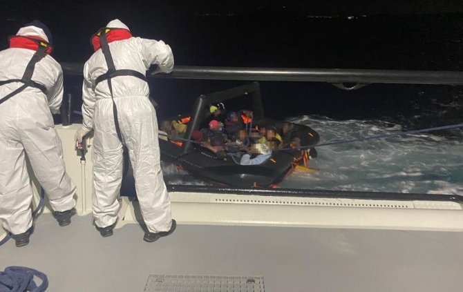 Yunan Unsurları Tarafından Geri İtilen 15 Düzensiz Göçmen Kurtarıldı