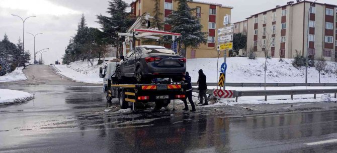 Kaza Yapan Sürücünün Yardımına Zabıta Ekipleri Yetişti