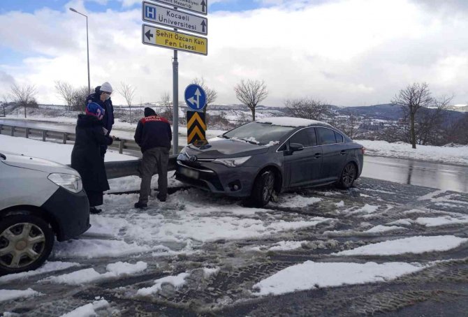 Kaza Yapan Sürücünün Yardımına Zabıta Ekipleri Yetişti