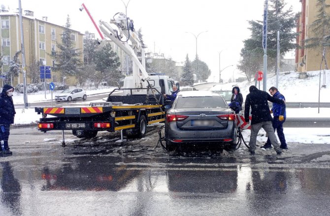 Kaza Yapan Sürücünün Yardımına Zabıta Ekipleri Yetişti