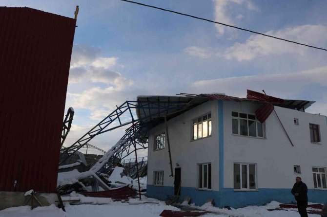 Kara Dayanamayan Geri Dönüşüm Fabrikasının Çatısı Çöktü
