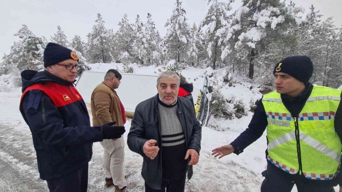 Ptt Kargo Kamyonu Yoldan Çıkarak Devrildi