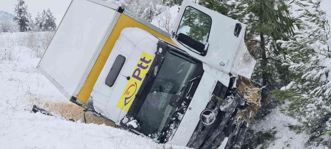 Ptt Kargo Kamyonu Yoldan Çıkarak Devrildi