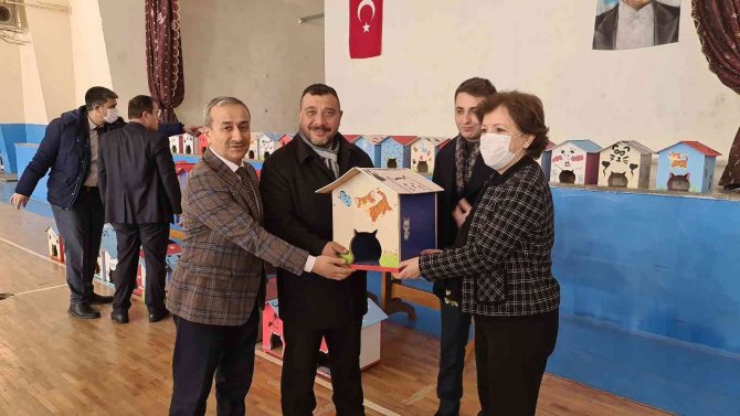 Öğrenciler Okullardan Çıkan Atık Malzemelerle Kedi Evleri Yaptı