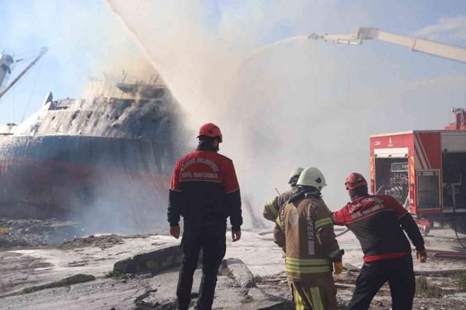 Kartal Belediyesi’nden Gemi Yangınını Söndürme Çalışmalarına Destek