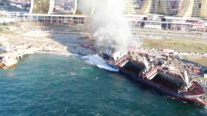 Kartal’da Karaya Oturan Gemi Alev Alev Yandı