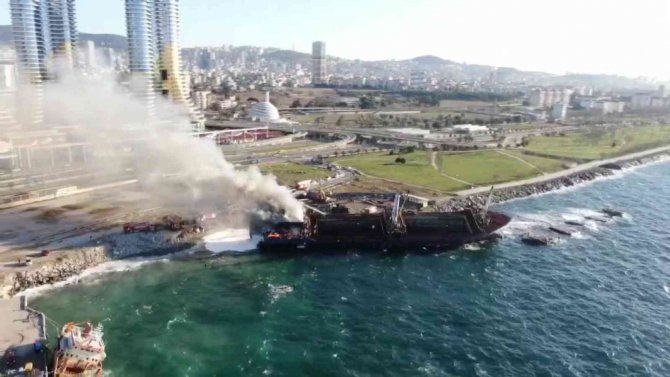 Kartal’da Karaya Oturan Gemi Alev Alev Yandı