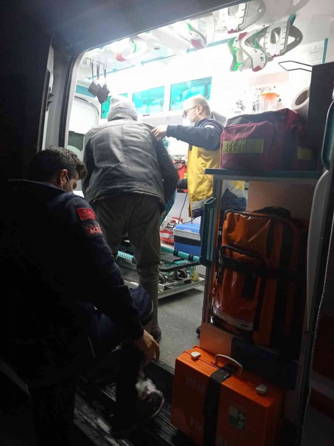 Yolu Kapanan Köyde Mahsur Kalan Hastaya İçin Ekipler Seferber Oldu