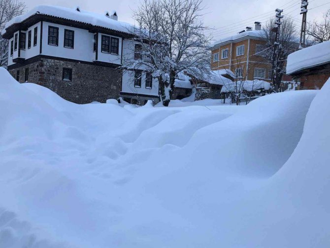 Kar Kalınlığı 60 Santimetreye Ulaştı, Araçlar Karın Altında Kayboldu