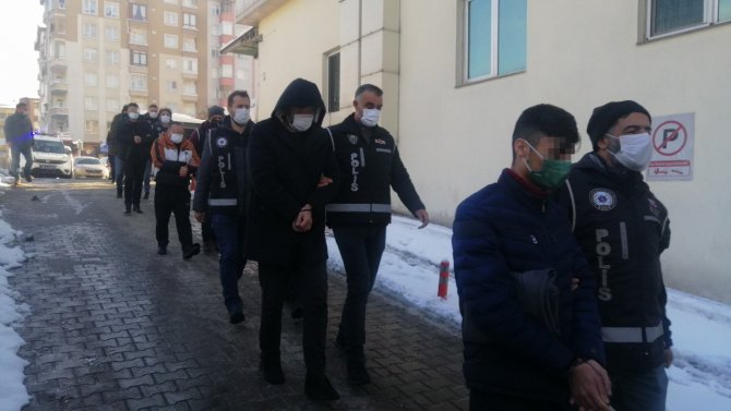 Kayseri Merkezli 3 İlde Kaçak Telefon Operasyonunda Gözaltına Alınan 9 Kişi Adliyede