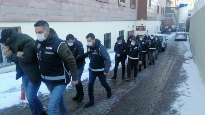 Kayseri Merkezli 3 İlde Kaçak Telefon Operasyonunda Gözaltına Alınan 9 Kişi Adliyede