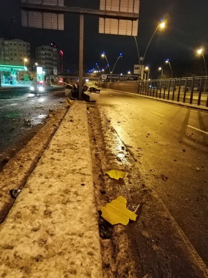 Otomobil Yön Levhasının Direğine Çarptı: 4 Yaralı
