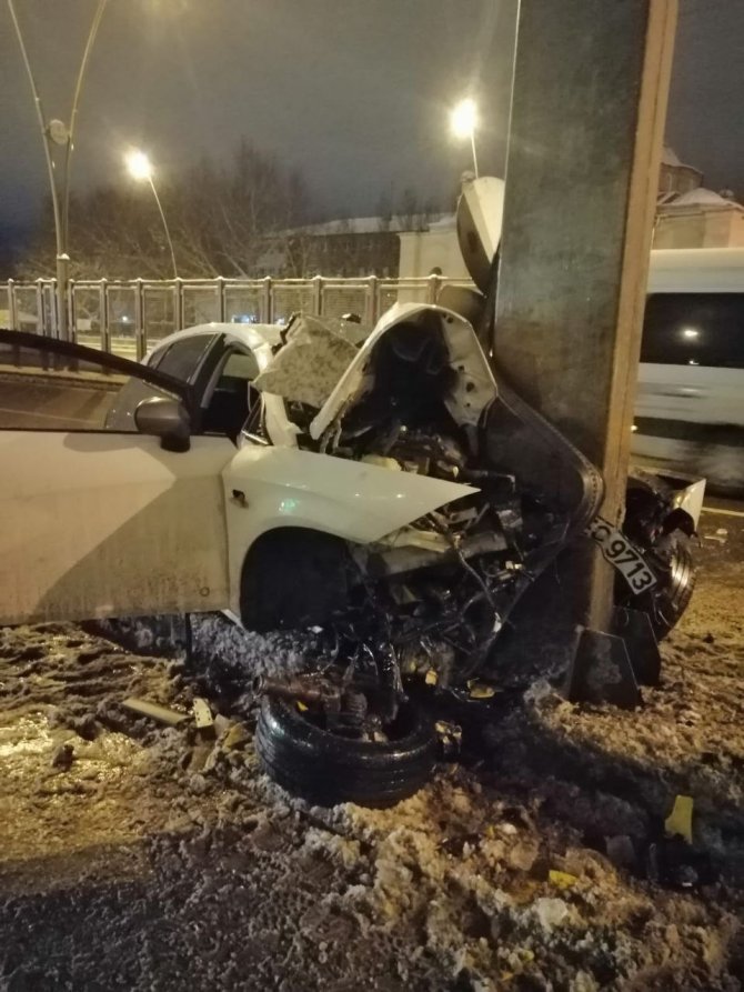 Otomobil Yön Levhasının Direğine Çarptı: 4 Yaralı