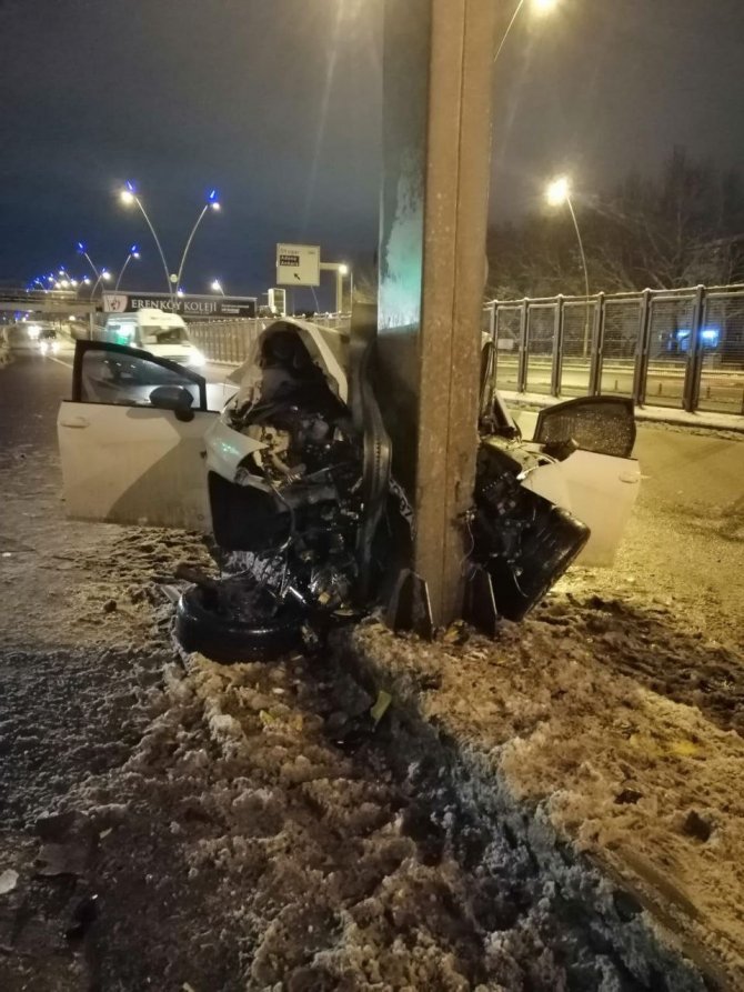 Otomobil Yön Levhasının Direğine Çarptı: 4 Yaralı
