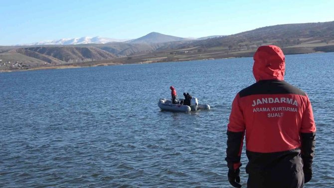 Otomobili Ve Montu Baraj Kenarında Bulunmuştu, Kayıp Kadını Arama Çalışmaları Sürüyor