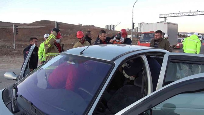 Kırıkkale’de Feci Kaza: İ̇ki Otomobil Çarpıştı, 7 Kişi Yaralandı
