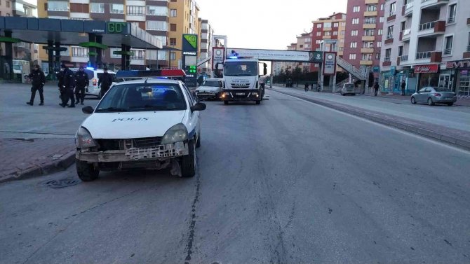 Hırsızlık Şüphelileri Kovalamacada Polis Aracına Çarpıp Yakalandı