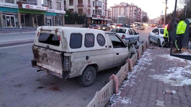 Hırsızlık Şüphelileri Kovalamacada Polis Aracına Çarpıp Yakalandı