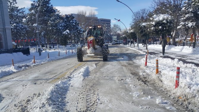 Malatya’da Kar Mesaisi Devam Ediyor