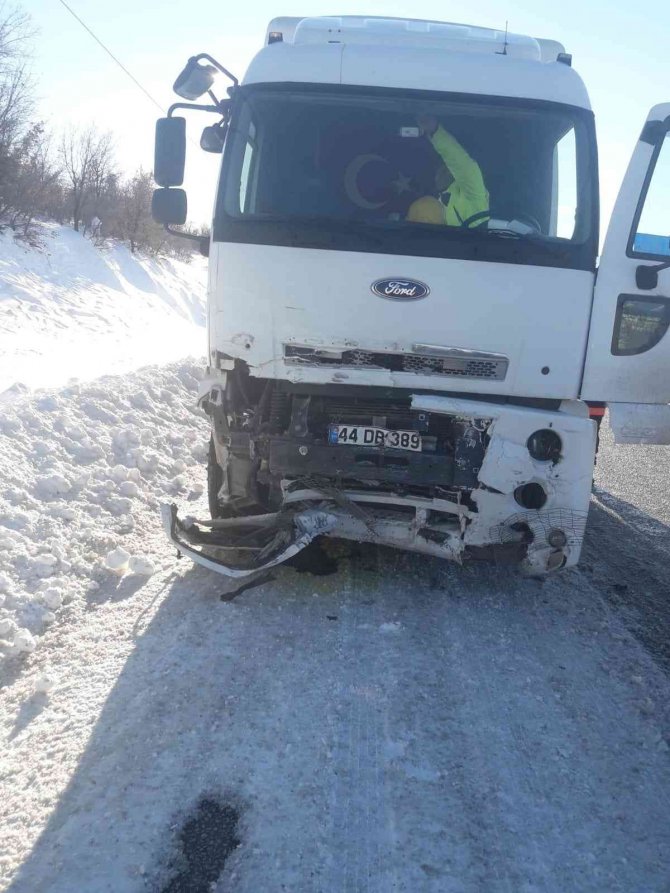 Hurdaya Dönen Araçtan Yaralı Olarak Kurtuldu