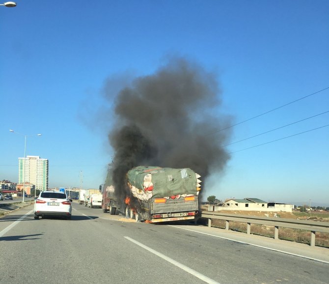Alaşehir’de Hareket Halindeki Tırın Dorsesinde Yangın Çıktı