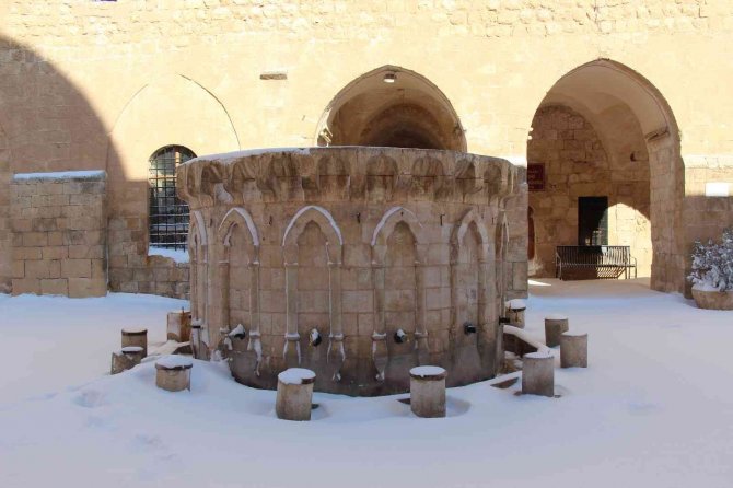 Mardin’de Tarihi Mekanlar Beyaz Örtü İle Süslendi