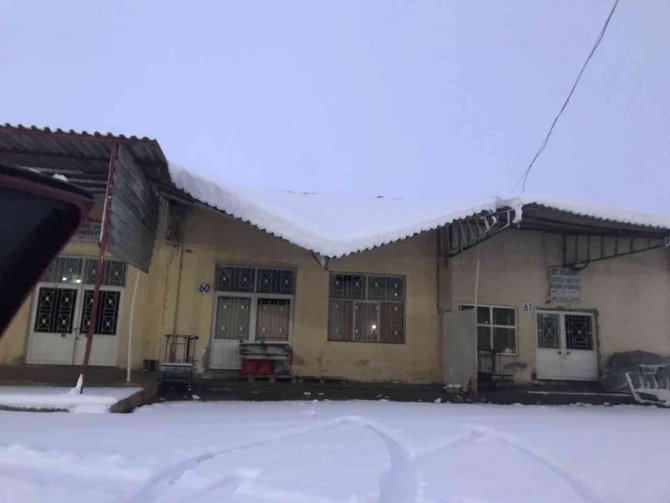 Mardin’de Kar, Sebze Halinin Çatısını Çökertti