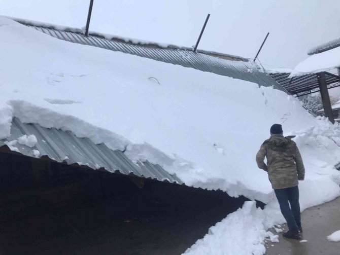Mardin’de Kar, Sebze Halinin Çatısını Çökertti