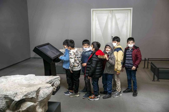 Büyükşehir Belediyesinden Öğrencilere Kent Turu