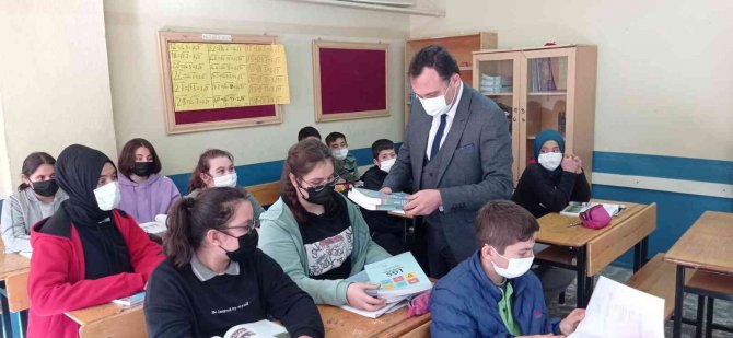 Alaşehir’de Öğrencilere Kaynak Kitap Desteği