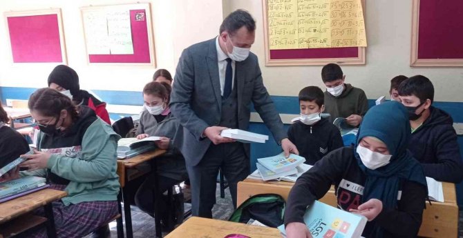 Alaşehir’de Öğrencilere Kaynak Kitap Desteği