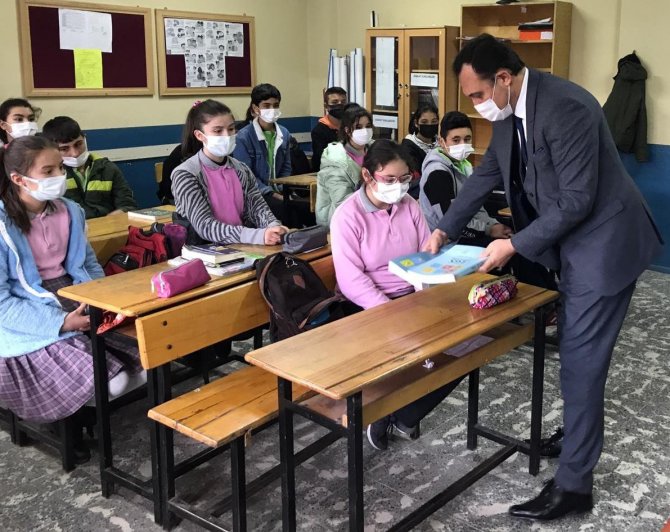 Alaşehir’de Öğrencilere Kaynak Kitap Desteği