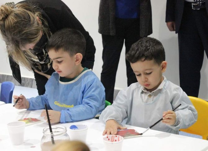 Minik Eller Çini Boyadı