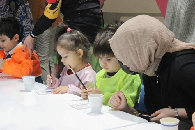 Minik Eller Çini Boyadı