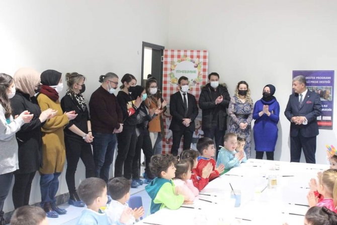 Minik Eller Çini Boyadı