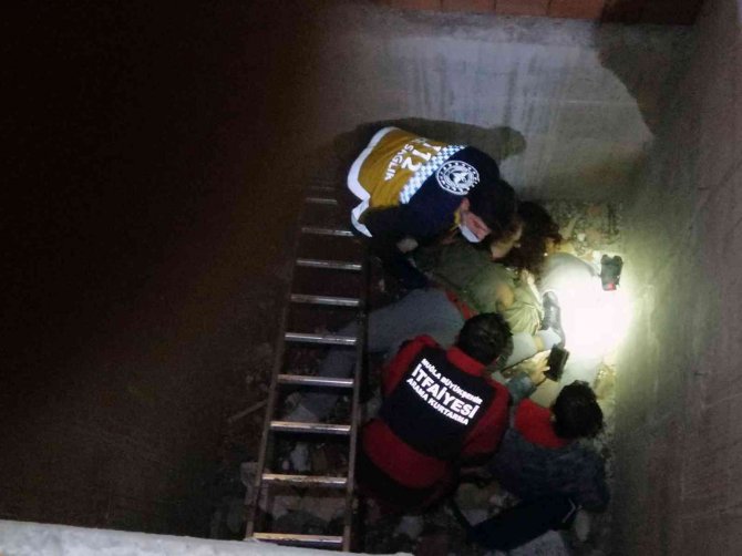 Asansör Boşluğuna Düşen 2 Kişi Kurtarıldı