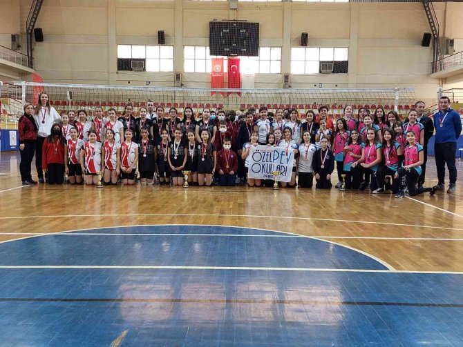Voleybol Küçüklerde Şampiyonlar Kupasını Aldı