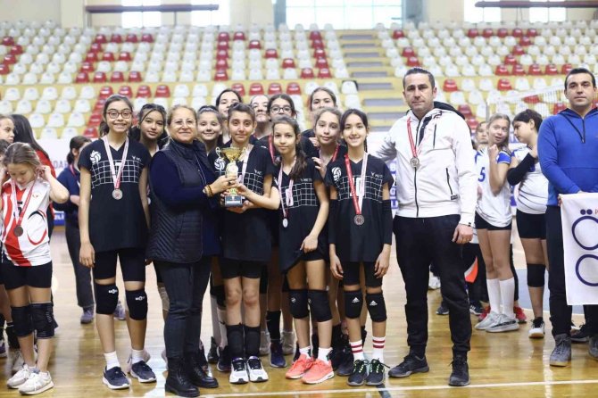 Voleybol Küçüklerde Şampiyonlar Kupasını Aldı