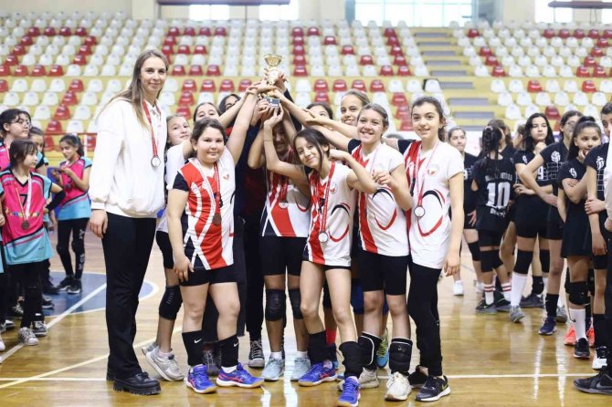 Voleybol Küçüklerde Şampiyonlar Kupasını Aldı
