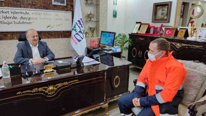 Temizlik İşçisi Yolda Bulduğu Parayı Sahibine Teslim Etti