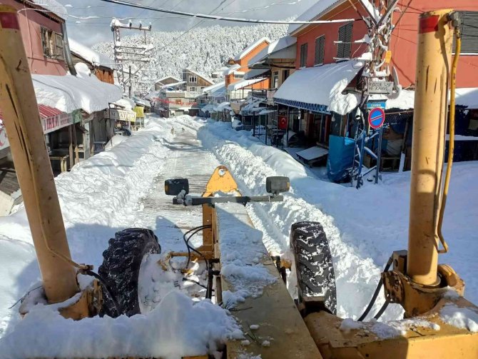 Amanoslar’da Kardan Kapanan Yayla Yolları Ulaşıma Açılıyor