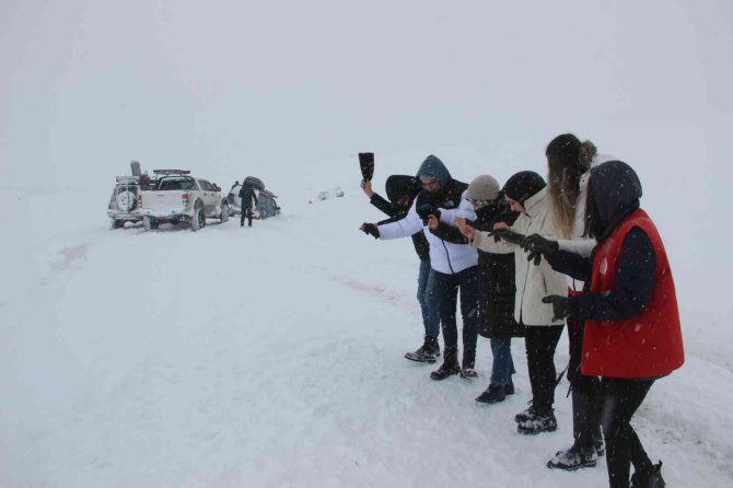 Araçlar Kara Saplandı, Onlar Halay Çekti