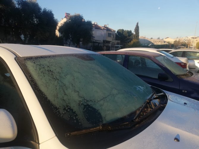 Sıcaklık Sıfırın Altına Düştü, Araçların Camları Buz Tuttu