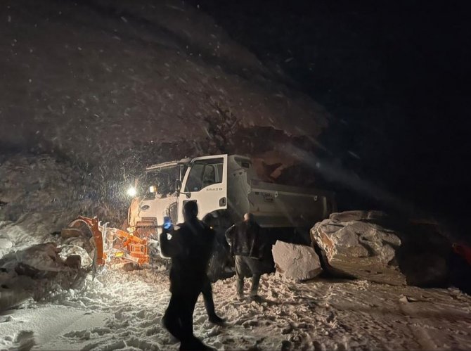 Şırnak’ta Dev Kayalar İlçe Yolunu Ulaşıma Kapattı