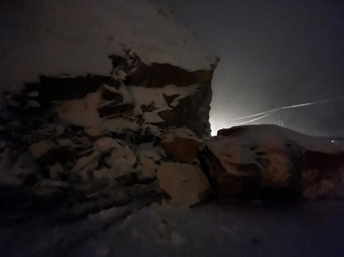 Şırnak’ta Dev Kayalar İlçe Yolunu Ulaşıma Kapattı